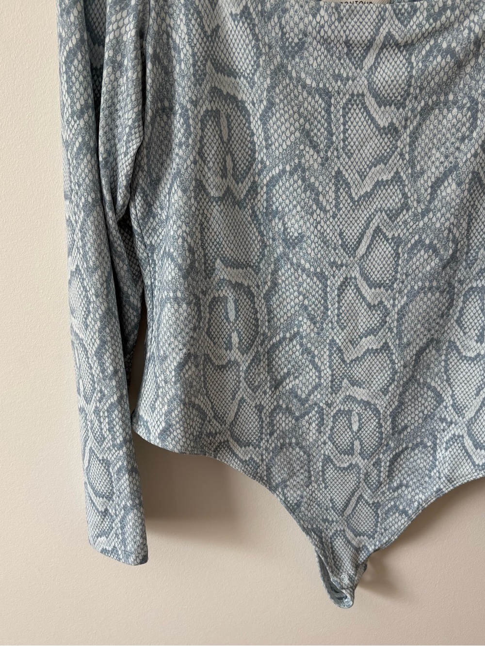 Aritzia Babaton Contour Long-Sleeve Square-Neck Snakeskin Bodysuit Size XL Fall - Picture 5 of 10